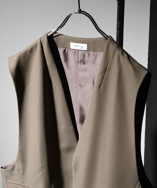 NILWAY（ニルウェイ）の「イージーケアツイル ノーカラーテーラードベスト（ベスト・メンズ・グレイッシュベージュ/ブラック/アイボリー/チャコール・MEDIUM/LARGE）」の10枚目の写真