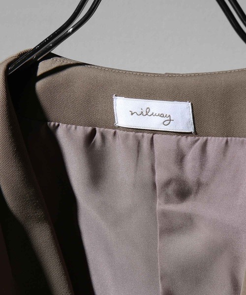 NILWAY（ニルウェイ）の「イージーケアツイル ノーカラーテーラードベスト（ベスト・メンズ・グレイッシュベージュ/ブラック/アイボリー/チャコール・MEDIUM/LARGE）」の6枚目の写真