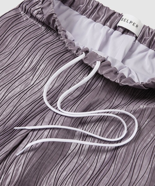 BELPER（ベルパー）の「GLOSSY PLEATED PANTS（その他パンツ・レディース・ブラック/パープル・1/2）」の7枚目の写真