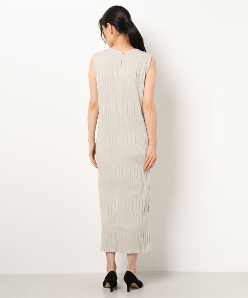 LOWRYS FARM（ローリーズファーム）の「ランダムテレコノースリーブワンピース　945205（ワンピース・レディース・ブラック/ダークブラウン/ブルー/アイボリー/オレンジ・FREE）」の17枚目の写真