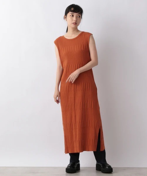 LOWRYS FARM（ローリーズファーム）の「ランダムテレコノースリーブワンピース　945205（ワンピース・レディース・ブラック/ダークブラウン/ブルー/アイボリー/オレンジ・FREE）」の5枚目の写真