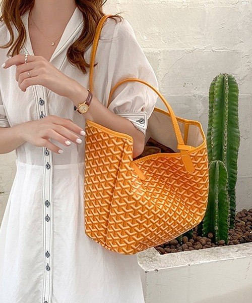 florist(フローリスト)の「【2SIZE】ポリゴンデザインのチャーム付きトートバッグ(トートバッグ・レディース・ホワイト/ブラック/ブラウン/レッド/イエロー/ブルー/グリーン・S/M)」の6枚目の写真