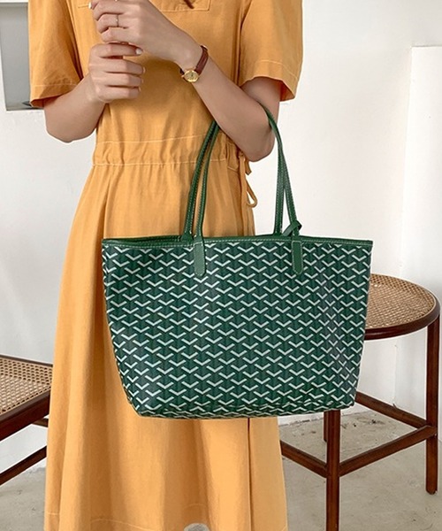 florist(フローリスト)の「【2SIZE】ポリゴンデザインのチャーム付きトートバッグ(トートバッグ・レディース・ホワイト/ブラック/ブラウン/レッド/イエロー/ブルー/グリーン・S/M)」の4枚目の写真