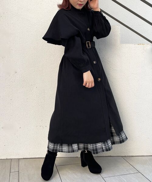 MAJESTIC LEGON（マジェスティックレゴン）の「ケープカラーコート（その他アウター・レディース・ベージュ/ブラック・MEDIUM/SMALL）」の2枚目の写真