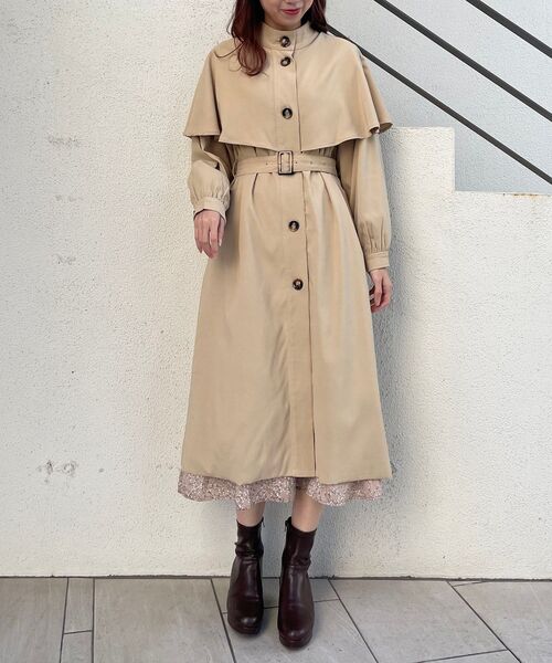 MAJESTIC LEGON（マジェスティックレゴン）の「ケープカラーコート（その他アウター・レディース・ベージュ/ブラック・MEDIUM/SMALL）」の3枚目の写真