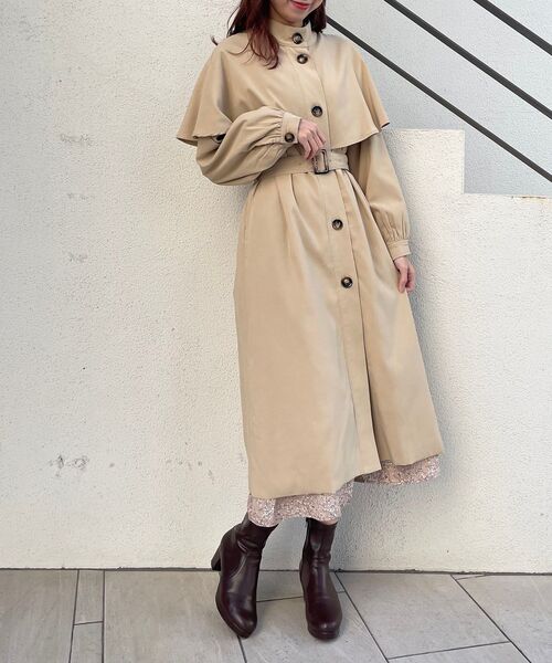 MAJESTIC LEGON（マジェスティックレゴン）の「ケープカラーコート（その他アウター・レディース・ベージュ/ブラック・MEDIUM/SMALL）」の4枚目の写真