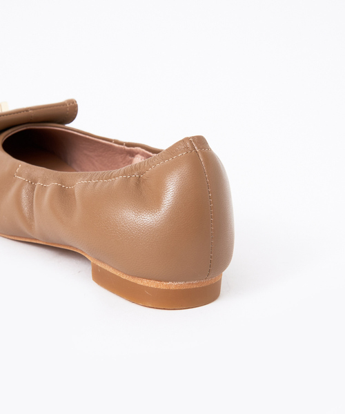 PICHE ABAHOUSE（ピシェ アバハウス）の「スクエアトゥヒネリフラットパンプス（パンプス・レディース・ベージュ/ブラック/ライトブルー・37/36/38/39/35）」の7枚目の写真