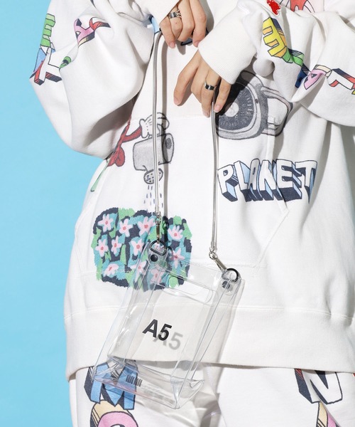 NaNa-NaNa（ナナナナ）の「nana-nana/ナナナナ A5 コンパクト PVCショルダークリアバッグ スネークチェーン（ショルダーバッグ・メンズ・ブラウン/クリア・ONE SIZE）」の5枚目の写真