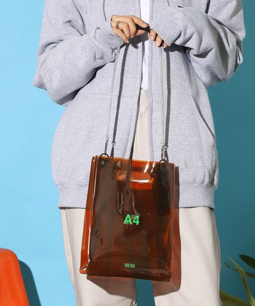 NaNa-NaNa（ナナナナ）の「nana-nana/ナナナナ A5 コンパクト PVCショルダークリアバッグ スネークチェーン（ショルダーバッグ・メンズ・ブラウン/クリア・ONE SIZE）」の7枚目の写真