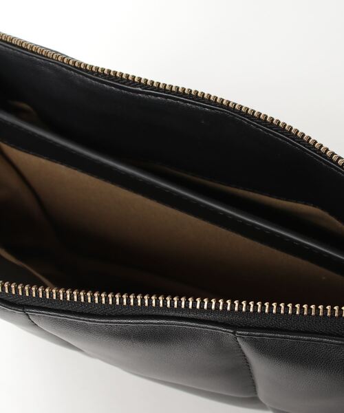 ALLSAINTS（オールセインツ）の「SHERINGHAM LEATHER QUILTED SHOULDER BAG | SHERINGHAM レザー キルト ショルダー バッグ（ショルダーバッグ・レディース・ブラック・ONE SIZE）」の3枚目の写真