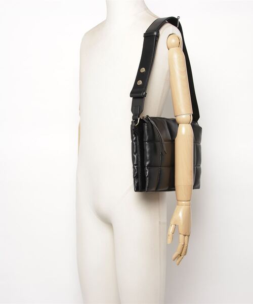 ALLSAINTS（オールセインツ）の「SHERINGHAM LEATHER QUILTED SHOULDER BAG | SHERINGHAM レザー キルト ショルダー バッグ（ショルダーバッグ・レディース・ブラック・ONE SIZE）」の7枚目の写真