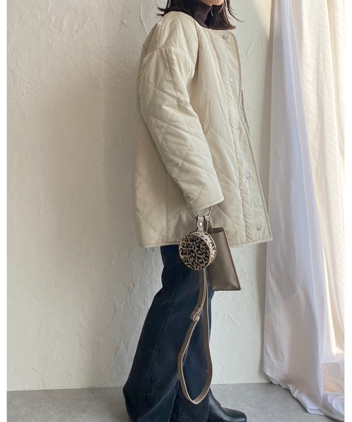 She's Closet（シーズクローゼット）の「ボアキルティングリバーシブル中綿ミドル丈ノーカラーコート（ノーカラーコート・レディース・ブラック/アイボリー/カーキ/グレイッシュベージュ・FREE）」の19枚目の写真