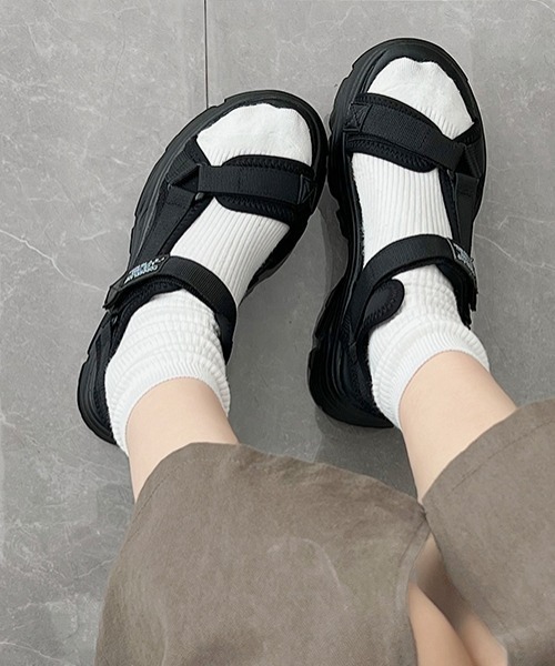 Shoes in Closet(シューズインクローゼット)の「厚底 ボリュームソール ベルクロ ラベル スポーツサンダル 1829(サンダル・レディース・ブラック/アイボリー・S/M/L/LL)」の8枚目の写真