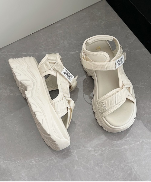 Shoes in Closet(シューズインクローゼット)の「厚底 ボリュームソール ベルクロ ラベル スポーツサンダル 1829(サンダル・レディース・ブラック/アイボリー・S/M/L/LL)」の4枚目の写真