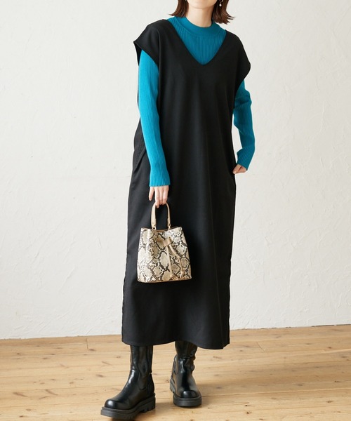 Petit fleur(プチフルール)の「・Petit Fleur Vネックワンピース(ジャンパースカート・レディース・ライトカーキ/グレイッシュベージュ/ブラウン/ブラック・FREE)」の2枚目の写真