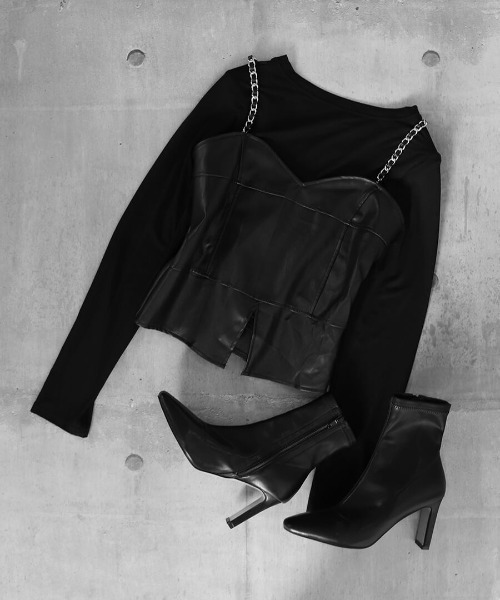 LVEU.（ラブユ.）の「Faux leather chain bustier & long sleeve tee / 合皮チェーンビスチェ＆ロンT（キャミソール・レディース・ブラック・FREE）」の2枚目の写真