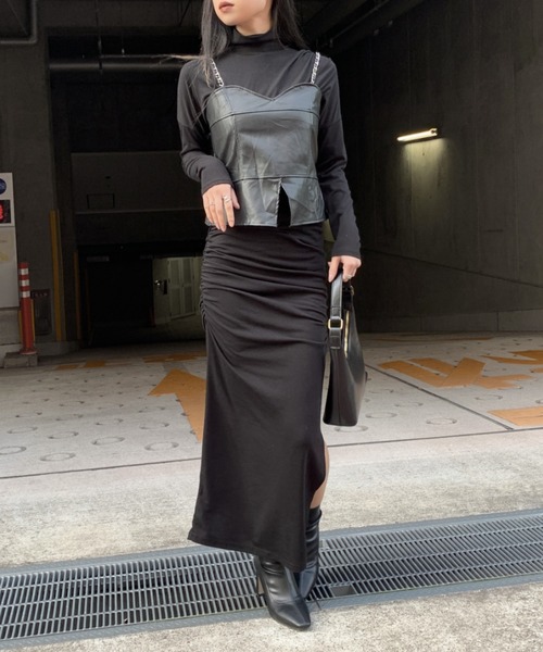 LVEU.（ラブユ.）の「Faux leather chain bustier & long sleeve tee / 合皮チェーンビスチェ＆ロンT（キャミソール・レディース・ブラック・FREE）」の4枚目の写真