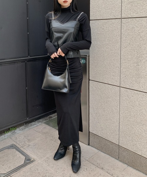 LVEU.（ラブユ.）の「Faux leather chain bustier & long sleeve tee / 合皮チェーンビスチェ＆ロンT（キャミソール・レディース・ブラック・FREE）」の5枚目の写真