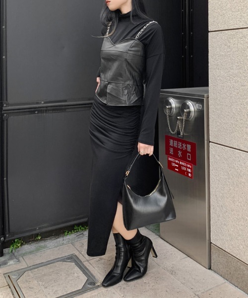 LVEU.（ラブユ.）の「Faux leather chain bustier & long sleeve tee / 合皮チェーンビスチェ＆ロンT（キャミソール・レディース・ブラック・FREE）」の6枚目の写真