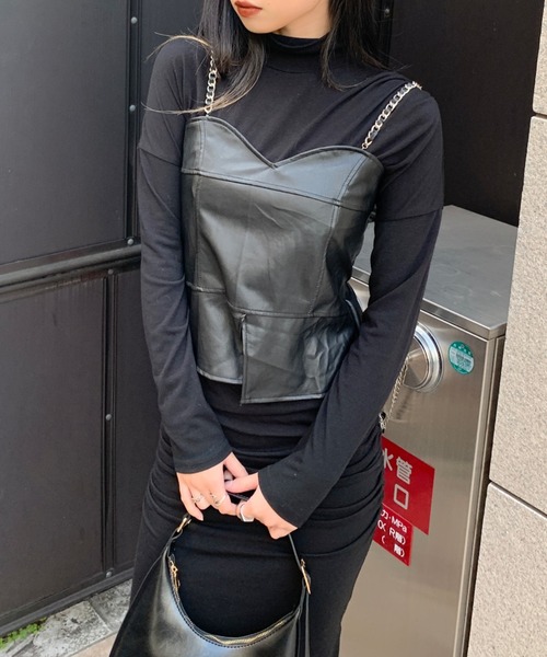 LVEU.（ラブユ.）の「Faux leather chain bustier & long sleeve tee / 合皮チェーンビスチェ＆ロンT（キャミソール・レディース・ブラック・FREE）」の3枚目の写真