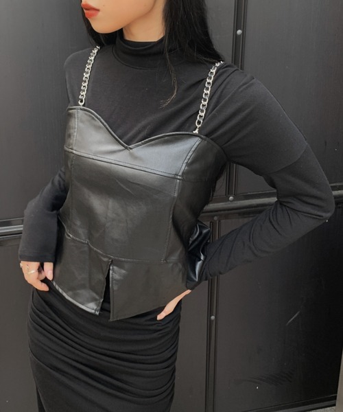 LVEU.（ラブユ.）の「Faux leather chain bustier & long sleeve tee / 合皮チェーンビスチェ＆ロンT（キャミソール・レディース・ブラック・FREE）」の7枚目の写真