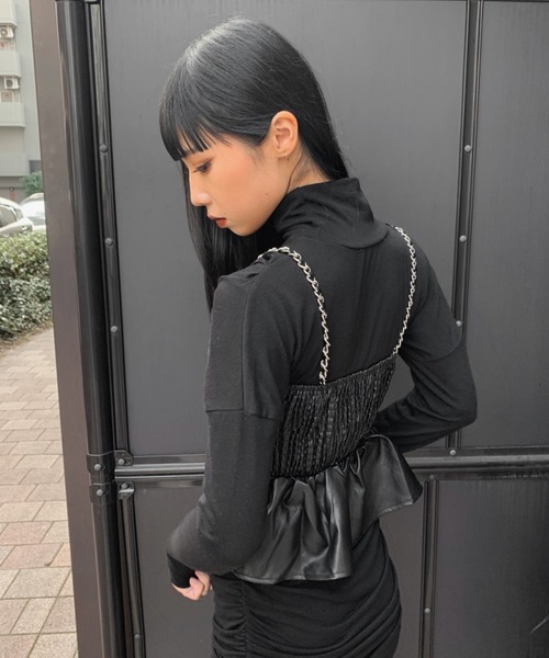 LVEU.（ラブユ.）の「Faux leather chain bustier & long sleeve tee / 合皮チェーンビスチェ＆ロンT（キャミソール・レディース・ブラック・FREE）」の8枚目の写真
