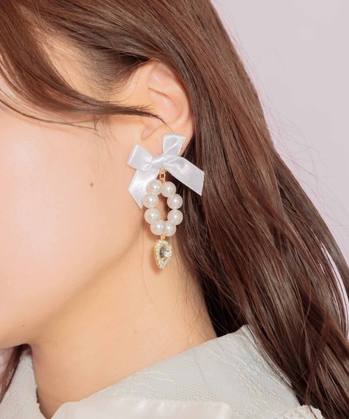 ROJITA(ロジータ)の「リボン付サークルパールイヤリング(イヤリング・レディース・ピンク/ブラック/ホワイト・FREE)」の1枚目の写真