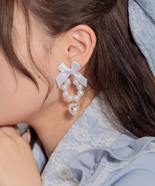 ROJITA(ロジータ)の「リボン付サークルパールイヤリング(イヤリング・レディース・ピンク/ブラック/ホワイト・FREE)」の6枚目の写真