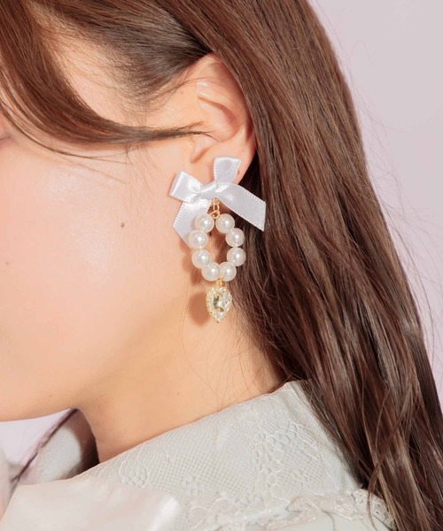 ROJITA(ロジータ)の「リボン付サークルパールイヤリング(イヤリング・レディース・ピンク/ブラック/ホワイト・FREE)」の5枚目の写真