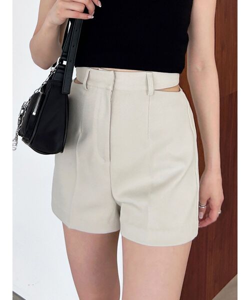 EMODA(エモダ)の「サイドカットショートパンツ(その他パンツ・レディース・アイボリー/ブラック・SMALL/MEDIUM)」の1枚目の写真