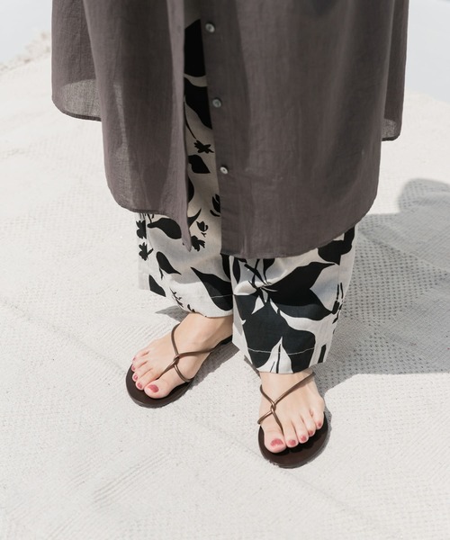 NICOLAS LAINAS（ニコラスライナス）の「『別注』NICOLAS LAINAS×DOORS　スリムラインサンダル（サンダル・レディース・ブラウン系その他/ベージュ系その他・37/38/36）」の3枚目の写真