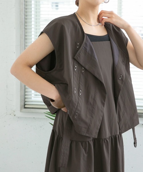 KBF(ケイビーエフ)の「ウエストベルトミリタリーショートベスト(ベスト・レディース・ライトカーキ/チャコールグレー・ONE)」の2枚目の写真