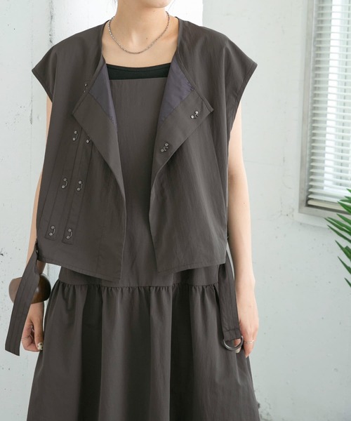 KBF(ケイビーエフ)の「ウエストベルトミリタリーショートベスト(ベスト・レディース・ライトカーキ/チャコールグレー・ONE)」の3枚目の写真