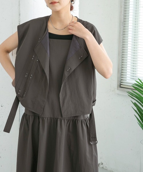 KBF(ケイビーエフ)の「ウエストベルトミリタリーショートベスト(ベスト・レディース・ライトカーキ/チャコールグレー・ONE)」の4枚目の写真
