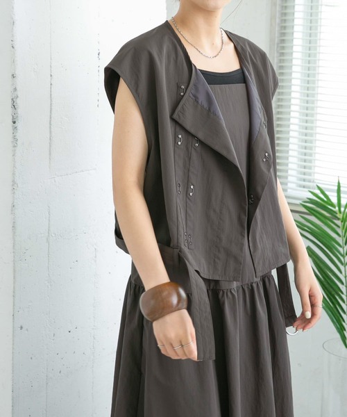 KBF(ケイビーエフ)の「ウエストベルトミリタリーショートベスト(ベスト・レディース・ライトカーキ/チャコールグレー・ONE)」の5枚目の写真