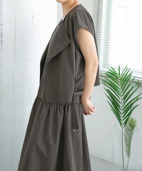 KBF(ケイビーエフ)の「ウエストベルトミリタリーショートベスト(ベスト・レディース・ライトカーキ/チャコールグレー・ONE)」の7枚目の写真