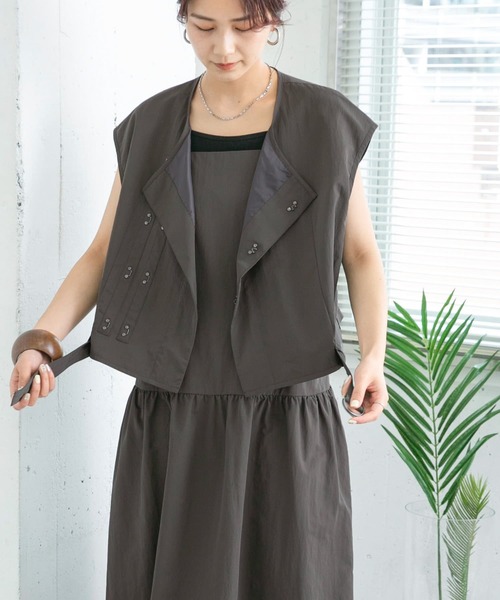 KBF(ケイビーエフ)の「ウエストベルトミリタリーショートベスト(ベスト・レディース・ライトカーキ/チャコールグレー・ONE)」の9枚目の写真