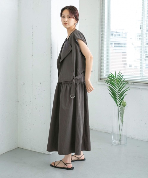 KBF(ケイビーエフ)の「ウエストベルトミリタリーショートベスト(ベスト・レディース・ライトカーキ/チャコールグレー・ONE)」の12枚目の写真