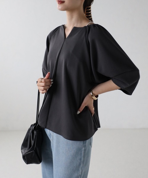 sakishimatokyo(サキシマトーキョー)の「コクーンスリーブキーネックトップス(Tシャツ/カットソー・レディース・ブラック/グレイッシュベージュ/オフホワイト/チャコール・FREE)」の3枚目の写真