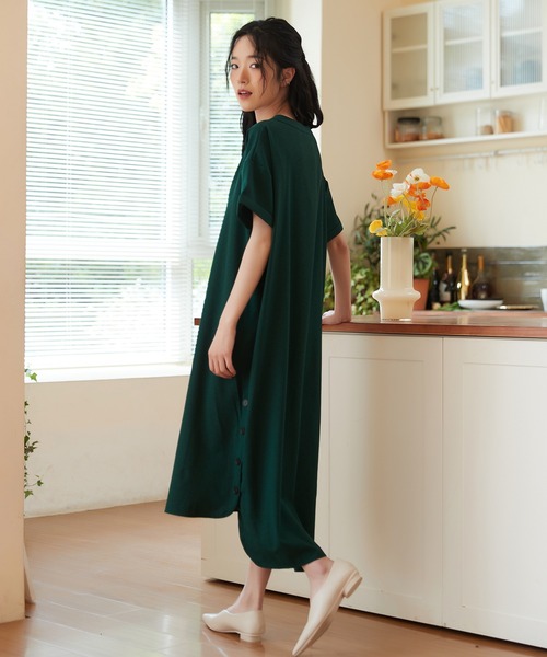 On One's Own(オンワンズオン)の「On One's Own スキッパーカラー半袖ワンピースwith裾スリット(ワンピース・レディース・ブラック/オリーブ/イエロー/グリーン・M/L)」の21枚目の写真