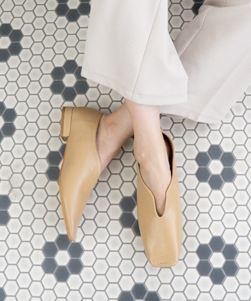 Fabby fabby(ファビィーファビィー)の「スクエアスリットパンプス(パンプス・レディース・ベージュ/ブラウン/ブラック/シルバー/ゴールド/オフホワイト・LARGE/MEDIUM/SMALL)」の4枚目の写真