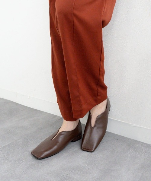 Fabby fabby(ファビィーファビィー)の「スクエアスリットパンプス(パンプス・レディース・ベージュ/ブラウン/ブラック/シルバー/ゴールド/オフホワイト・LARGE/MEDIUM/SMALL)」の3枚目の写真