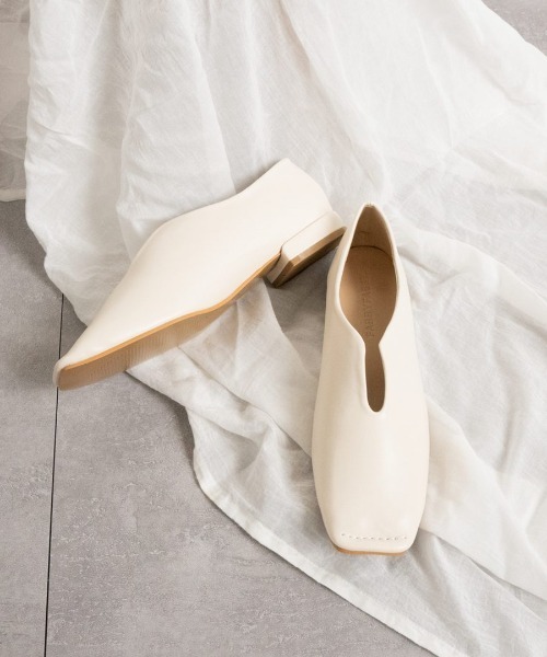 Fabby fabby(ファビィーファビィー)の「スクエアスリットパンプス(パンプス・レディース・ベージュ/ブラウン/ブラック/シルバー/ゴールド/オフホワイト・LARGE/MEDIUM/SMALL)」の2枚目の写真