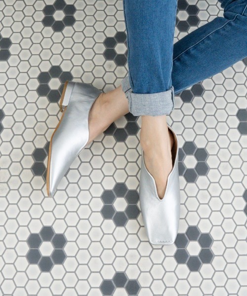 Fabby fabby(ファビィーファビィー)の「スクエアスリットパンプス(パンプス・レディース・ベージュ/ブラウン/ブラック/シルバー/ゴールド/オフホワイト・LARGE/MEDIUM/SMALL)」の5枚目の写真