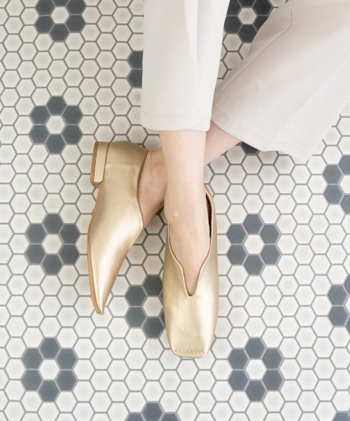 Fabby fabby(ファビィーファビィー)の「スクエアスリットパンプス(パンプス・レディース・ベージュ/ブラウン/ブラック/シルバー/ゴールド/オフホワイト・LARGE/MEDIUM/SMALL)」の6枚目の写真