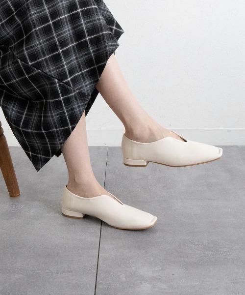 Fabby fabby(ファビィーファビィー)の「スクエアスリットパンプス(パンプス・レディース・ベージュ/ブラウン/ブラック/シルバー/ゴールド/オフホワイト・LARGE/MEDIUM/SMALL)」の9枚目の写真