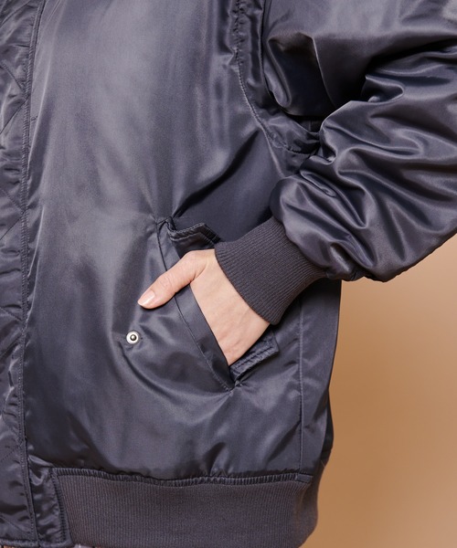 Arnold Palmer(アーノルドパーマー)の「2WAY MA-1 ウラ キルティング ジャケット(ブルゾン・レディース・ブラック/チャコールグレー/ベージュ・S/M/L)」の6枚目の写真