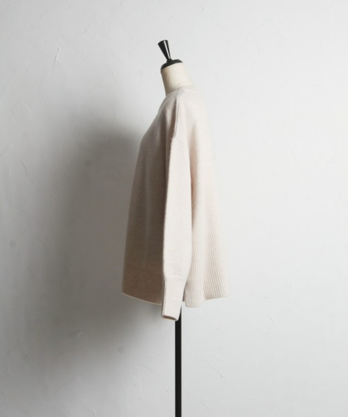 &. NOSTALGIA(アンドドットノスタルジア)の「【ZOZO限定】サイドスリットもちもちニットプルオーバー(ニット/セーター・レディース・オートミール/ネイビー/イエロー・FREE)」の22枚目の写真