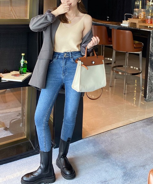 MILAE(ミレ)の「Vネックリブ編みニットタンクトップ キャミソール(タンクトップ・レディース・ホワイト/カーキ/アイボリー/ブラック・FREE)」の8枚目の写真