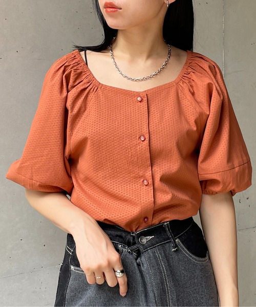 Thevon(ゼボン)の「スクエアネック5分袖バルーンスリーブブラウス(シャツ/ブラウス・レディース・オレンジ/オフホワイト/ブラック/カーキ・FREE)」の4枚目の写真